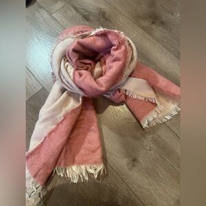 Bloomingdale's Women  Scarf One Size NWT Super Soft